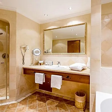 Und Landgasthof Altwirt ホテル 4*